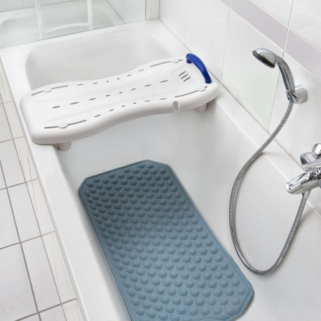 Planche de bain standard positionnée sur une baignoire