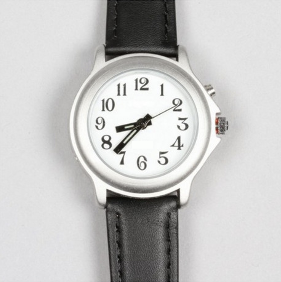Montre classique à bracelet noir avec cadran argenté, chiffres et aiguilles noir sur fond blanc