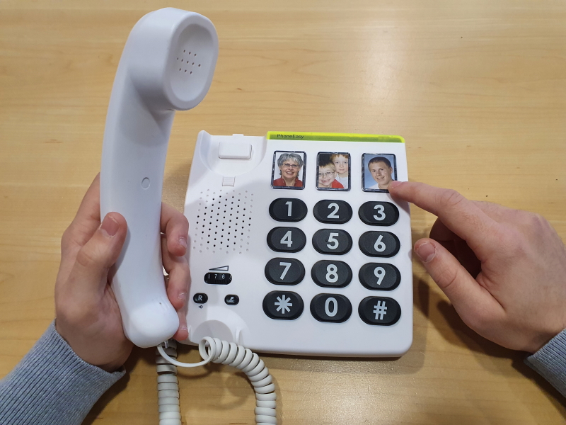 Téléphone fixe à grosses touches de couleur contrastée avec trois cases photos