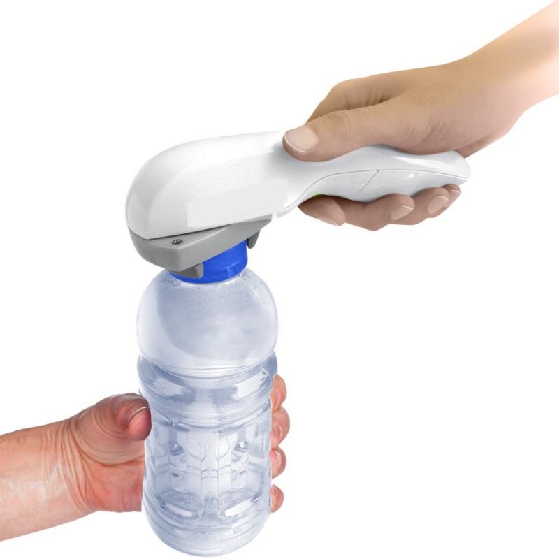 personne se servant d'un ouvre bouteille automatique