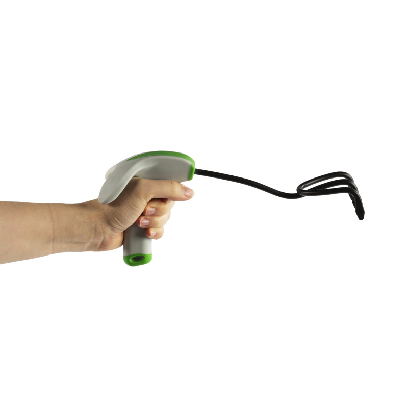 main tenant une griffe de jardinage ergonomique
