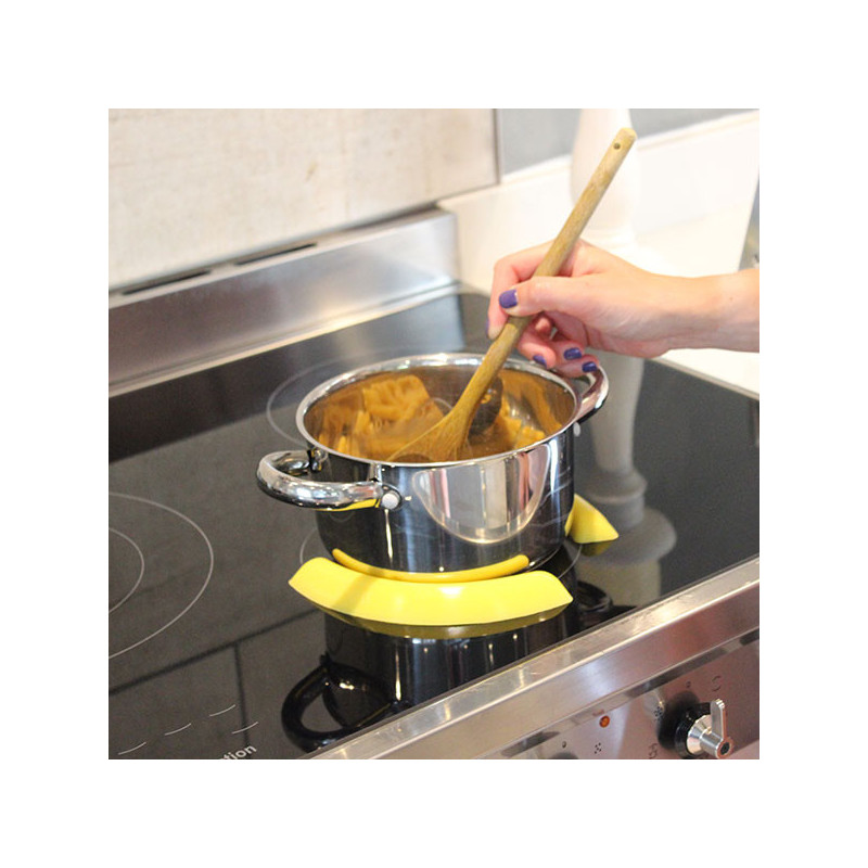 Casserole posée sur une plaque disposant de rebords de casserole en silicone