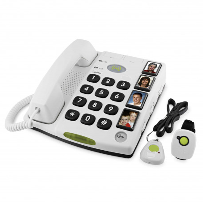 téléphone fixe équipé de grandes touches noires avec chiffres blancs, quatre emplacements rectangulaires pour l'ajout de photos portraits des personnes dont les numéros de téléphones sont mémorisés. Deux accessoires placés sur le côté droit ; un pendentif et un bracelet tous deux équipés d'un bouton vert d'alerte en son milieu