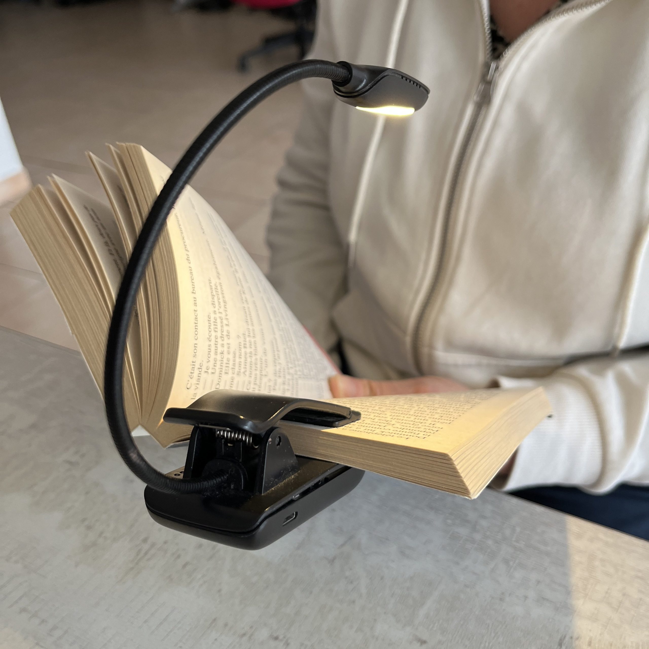 Pince équipée d'une lumière accrochée sur un livre livre