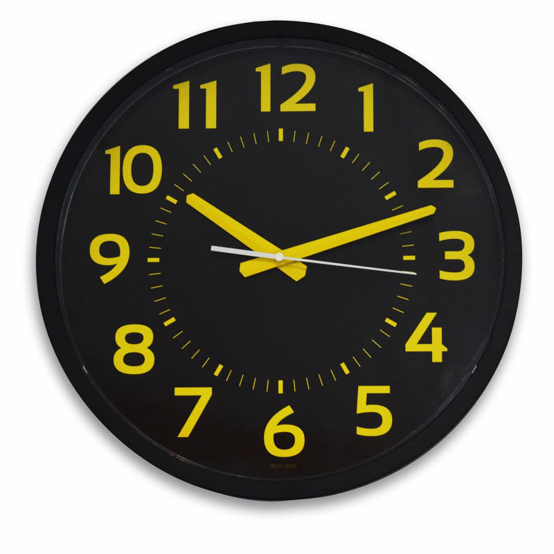 horloge avec chiffres grossis et contrastés jaune sur noir.