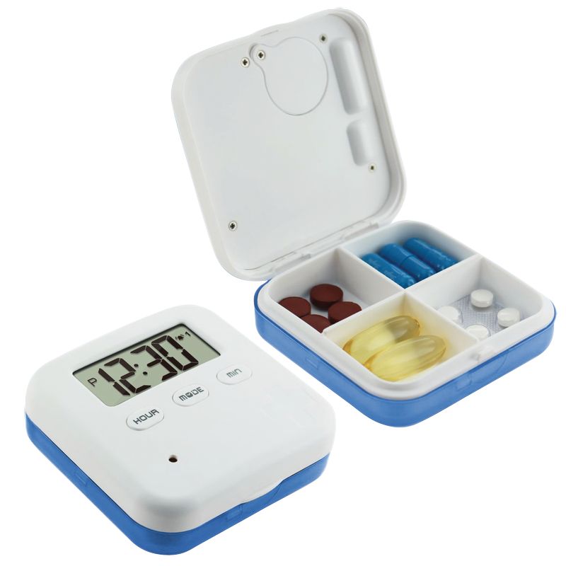 Un pilulier fermé avec l'affichage de l'heure et 3 boutons de réglages près d'un pilulier électronique ouvert avec 4 cases remplies de médicaments.